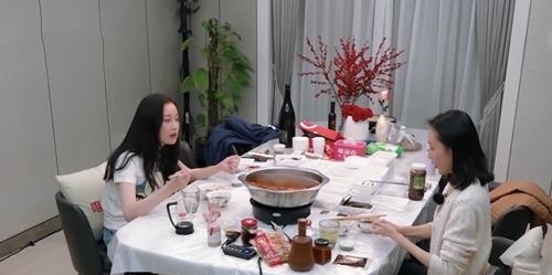  【倪妮】王鸥与倪妮同时素颜出镜，看到俩人素颜状态，网友：先撤了！