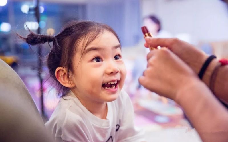 戚薇3岁女儿霸占热搜，化身新晋美妆博主，承认吧你还没一个孩子