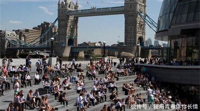 英国遭受高温袭击，出门火车停运，在家没有空调，当地人苦不堪言