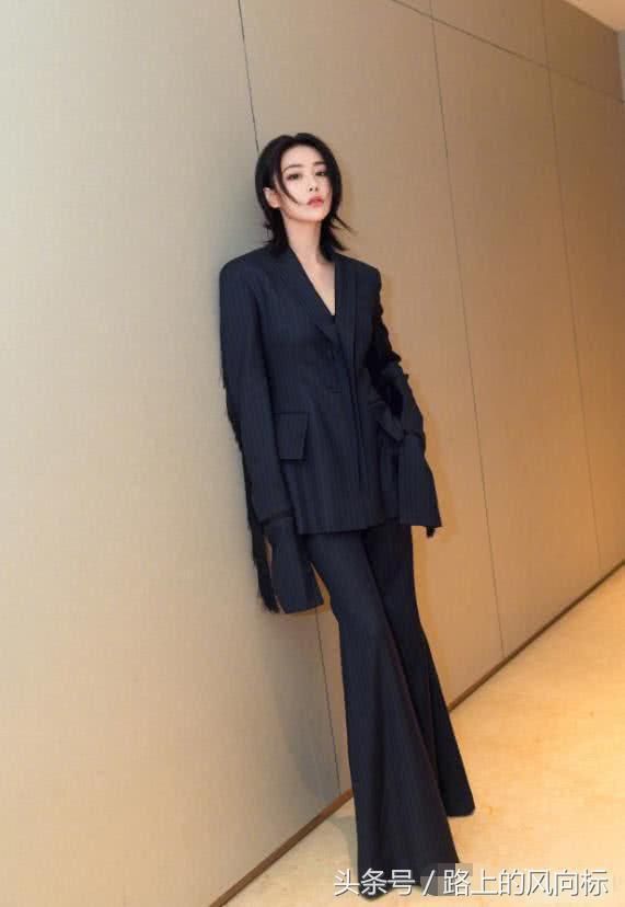 张馨予穿着西装霸气的御姐范，上半身好像穿倒了的裤子!