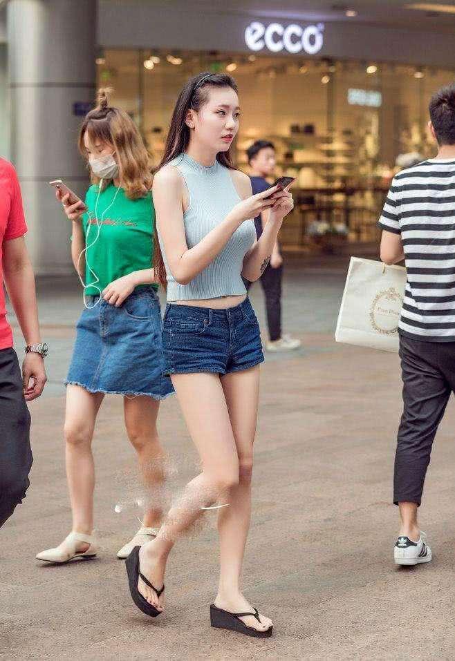 紧身裤展现出你优雅的时尚品位，时尚撩人美搭充满女神风