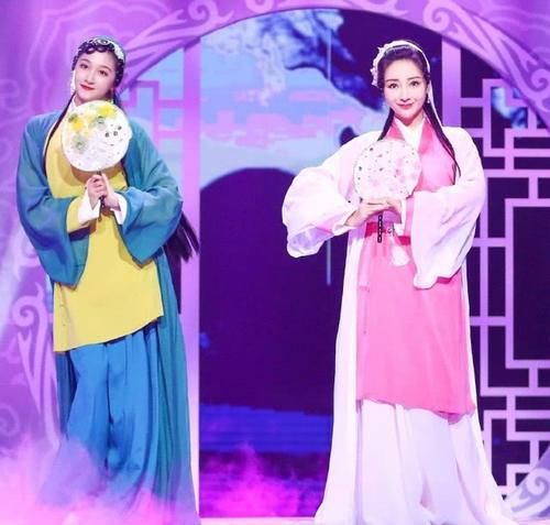  『意外』柳岩胆真大，cos王祖贤饰演的白蛇，手持花朵团扇意外的仙气