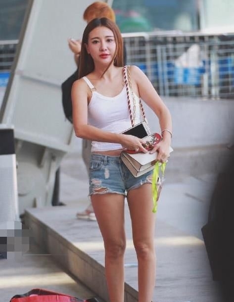  [时尚]短裤美女笑的真开心，这是要去哪？