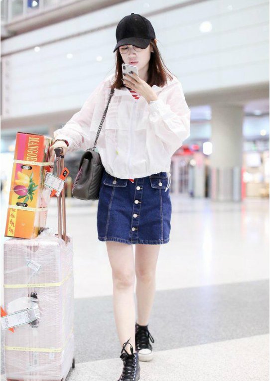 马蓉穿牛仔短裙秀长腿，身材和衣品都在线，网友:她也成名人了?