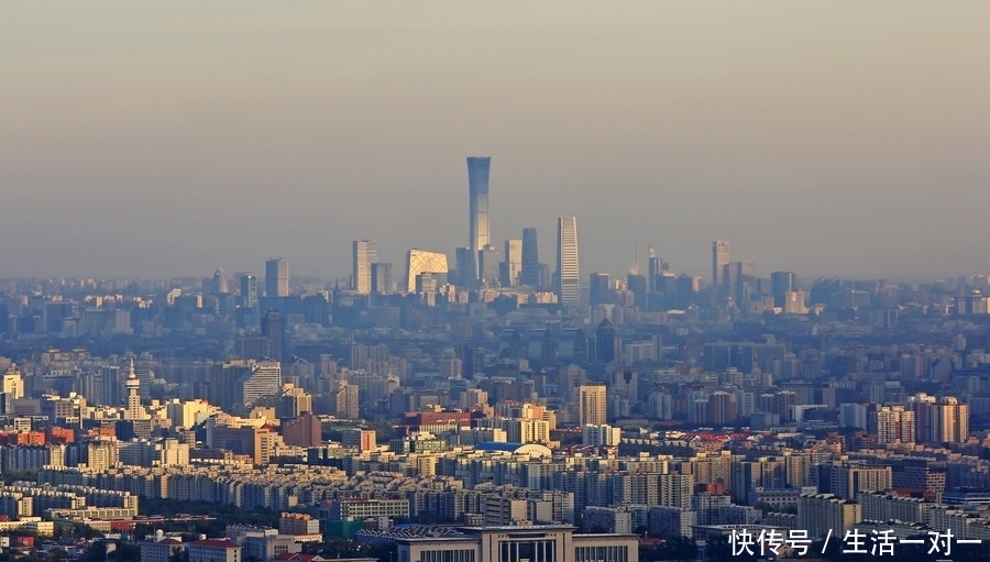 从不同地点眺望北京第一高楼中国尊，造价240亿，可供1.2万人办公