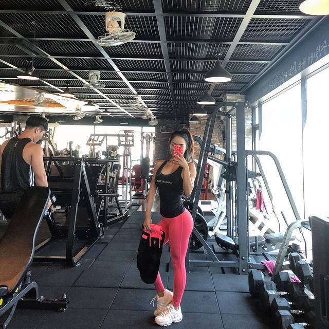 健身女神身材出众，穿上包臀裙后，更显女性魅力