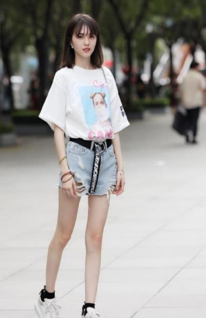 小美女|街拍:小美女凹凸有致的身材,搭配露肩紧身裙,美艳吸睛