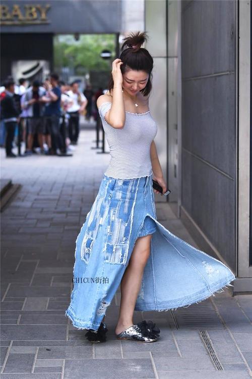 她穿的这款牛仔裙,可能是目前见到最时尚、最新潮的了