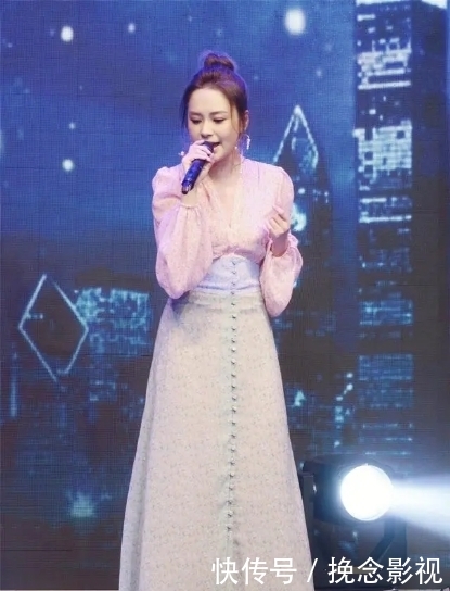  [呈现的更]阿娇终于穿对了，黑色V领连衣裙至少显瘦10斤，终于信是110斤了