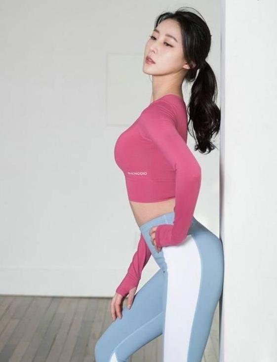 光彩照人的打底裤美女，充满了成熟女人味