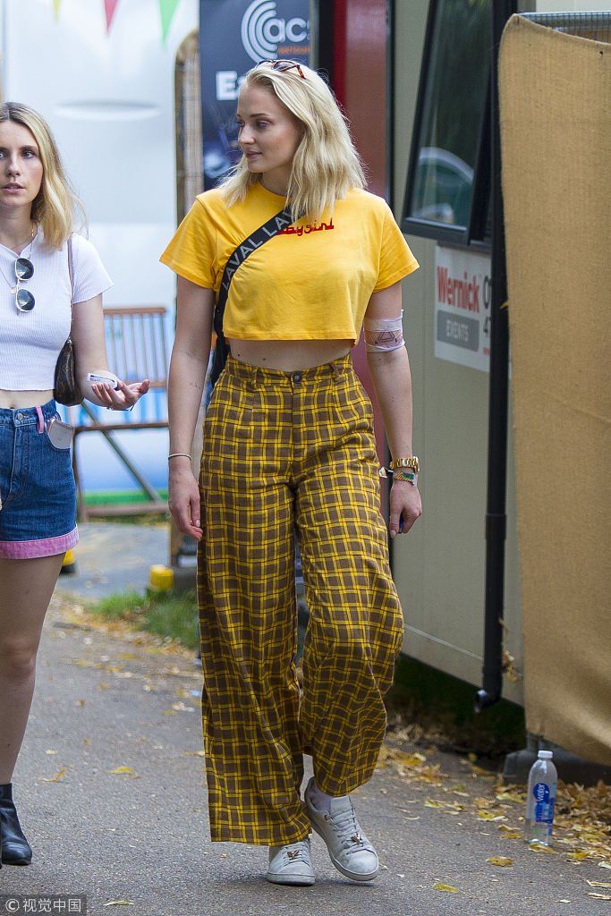 《权利的游戏》“三傻”索菲特纳又填新纹身  超短露胃装秀性感小