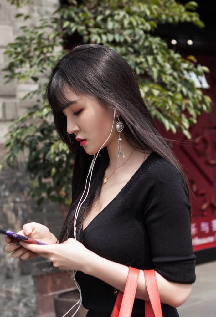 街拍：图1明艳动人，图2甜美水灵，图3两位清纯学生妹最亮眼