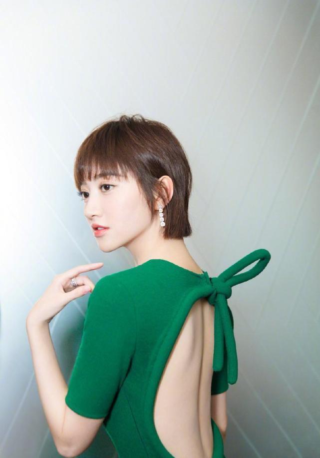 景甜的拍照姿势，图一美背迷人，图四混搭风，图六就差个风火轮了