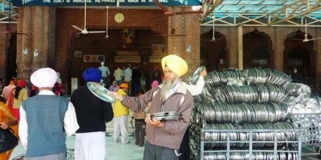 印度真的很穷吗?她们有个10万人免费吃饭的饭