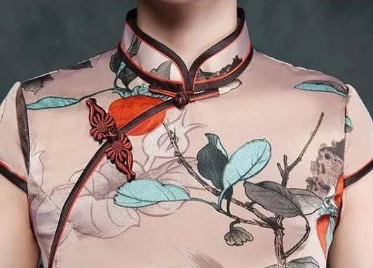 一袭素雅水墨旗袍,端庄大气,秀雅别致!