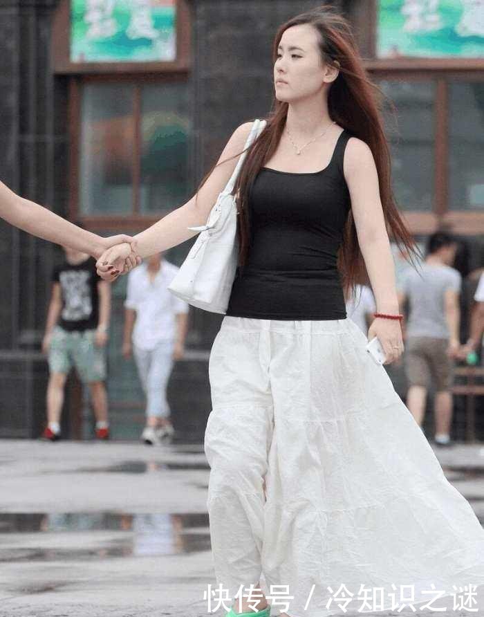 街拍:露脐装尽显傲人身材,纤细小蛮腰尽情展现！