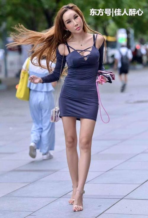 胸前吊带让人着迷,包臀裙紧裹翘臀,曲线完美勾人无比