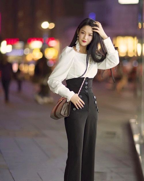  [两姐妹]街拍:小姐姐戴一顶白色的帽子,手捧鲜花,真是人比花娇