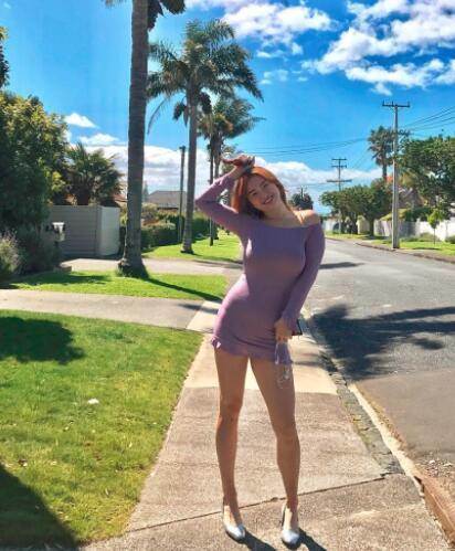 年轻活力的紧身裙美女，穿出自己的时尚风采