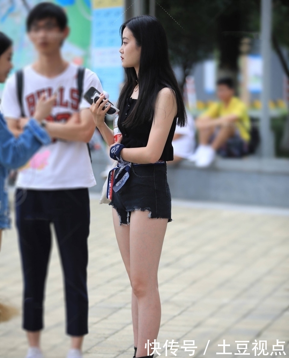  『美腿』街拍：吊带 短裤已经成为潮人街头的标配，美腿就是敢于秀出来