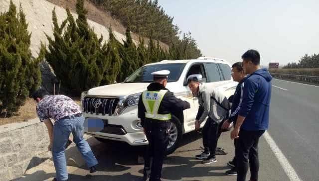  [车道]高速上爆胎，应急车道换胎被扣6分，车主：应急车道是摆设