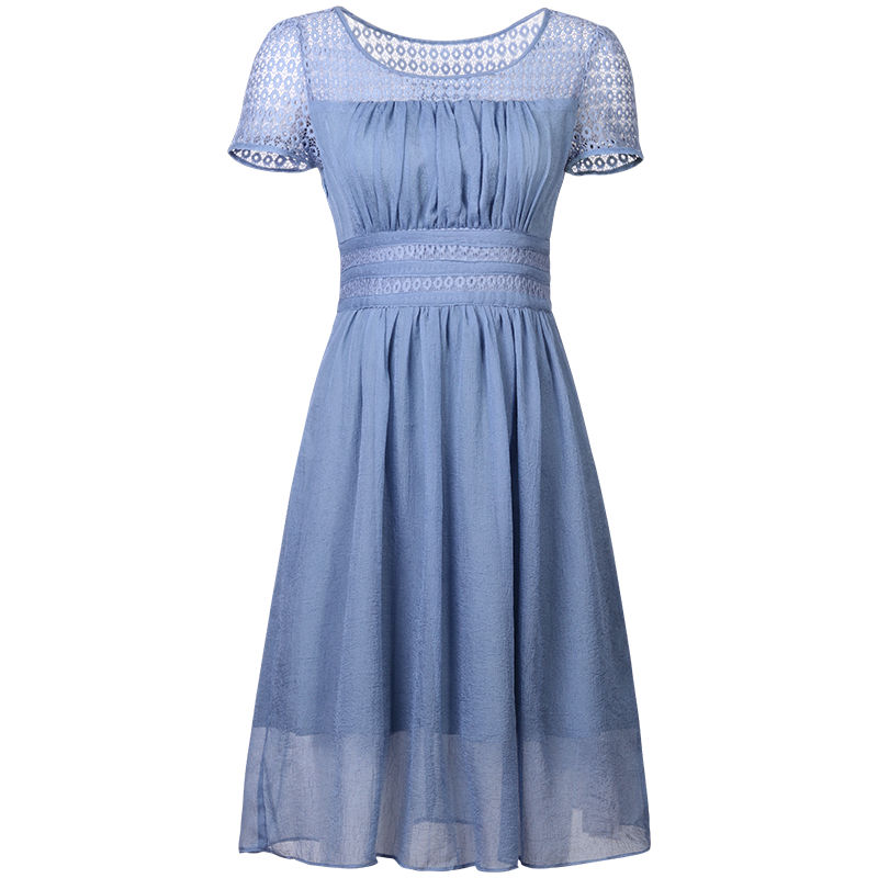 T恤衫不时兴了,如今流行蛇腰裙,搭小凉鞋,显嫩迷人,令人羡慕