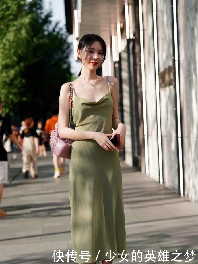 # 美女#紧身裙穿搭，优雅又性感！，街拍美女：时尚靓丽的小姐姐