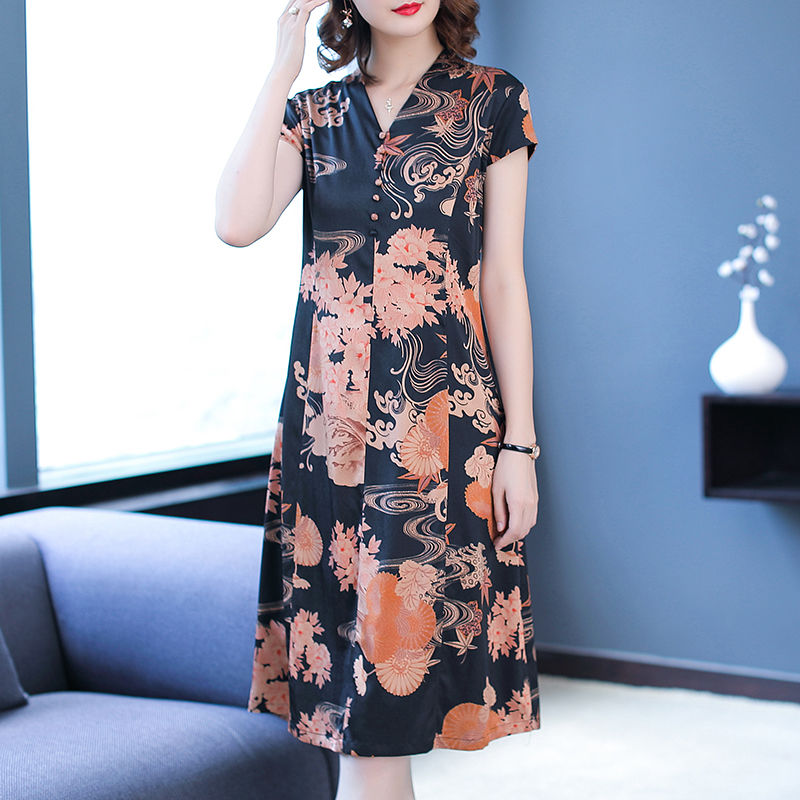 四五十妈妈别老穿套装，三伏天穿时髦真丝连衣裙，美的不像中年人