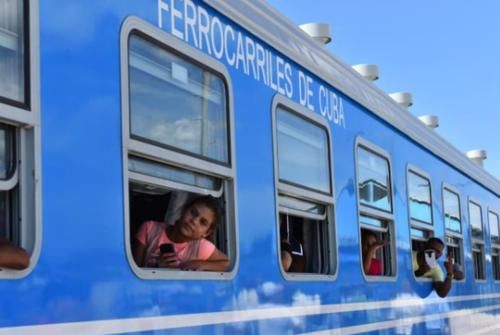外媒:古巴铁路用上中国列车 票价低设施好乘客激动