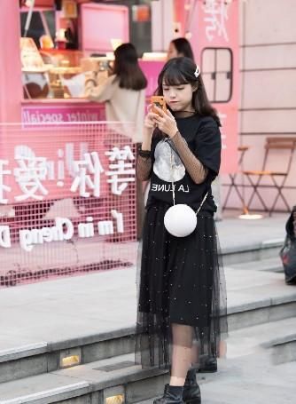 『旗袍』美拍,小姐姐黑色旗袍搭配灰色高跟鞋,简单又大气,时尚极了