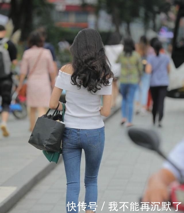 【显得】穿衣风格好的时尚潮流女孩,穿牛仔裤也可以配搭出神秘感