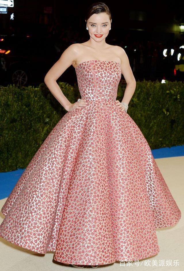 米兰达可儿时尚超模出席活动,每次造型都优雅漂亮!