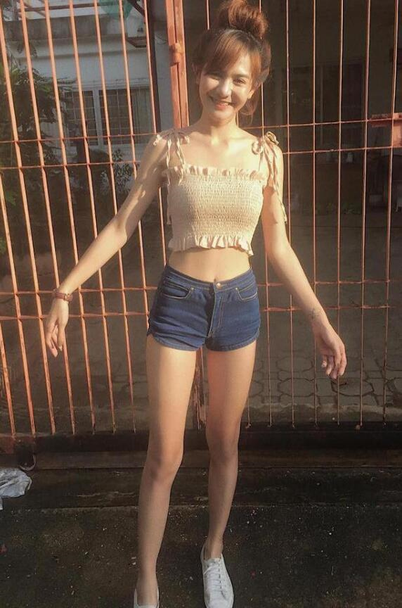 身材气质俱佳的牛仔裤美女，自信秀出曼妙身材，时尚气息浓郁