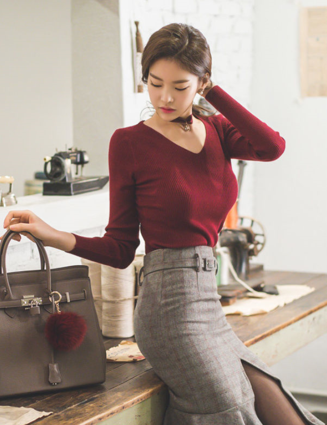 穿出俏美曲线的紧身裙美女，显得时尚潇洒！