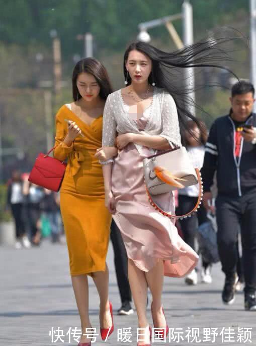  『美女』街拍长发飘飘的美女贵妇，一身连衣裙搭配红色高跟鞋仙气十足