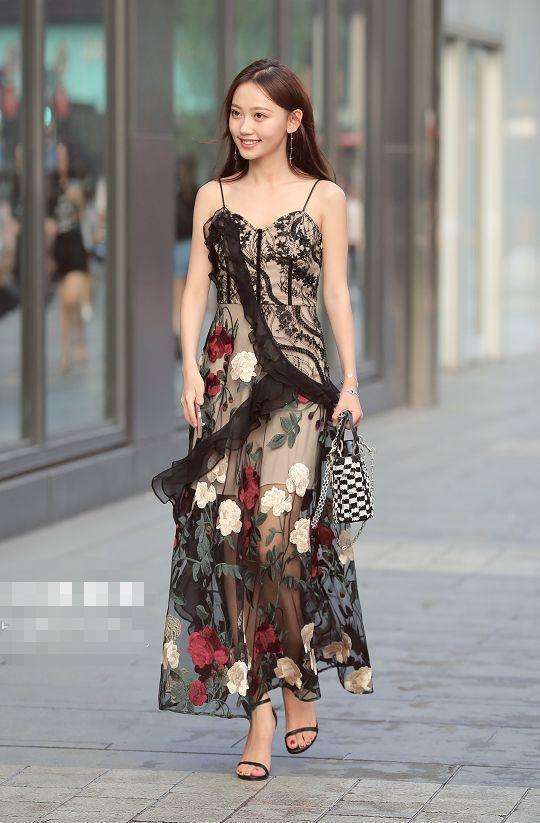 街拍: 美女穿薄纱款衣服, 朦胧间的“性感”, 真是“惹眼”又拉风