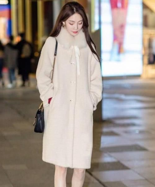 【小姐姐】养眼女神街拍:倾城倾国的小姐姐,一条粉红色的连衣长裙,时尚女神风采