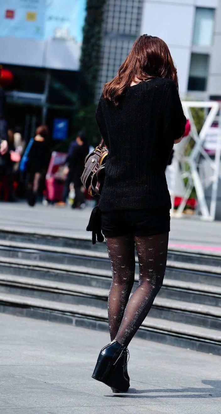 街拍:一斑点黑丝紧身裙美女，丰腴的身姿夺人眼球