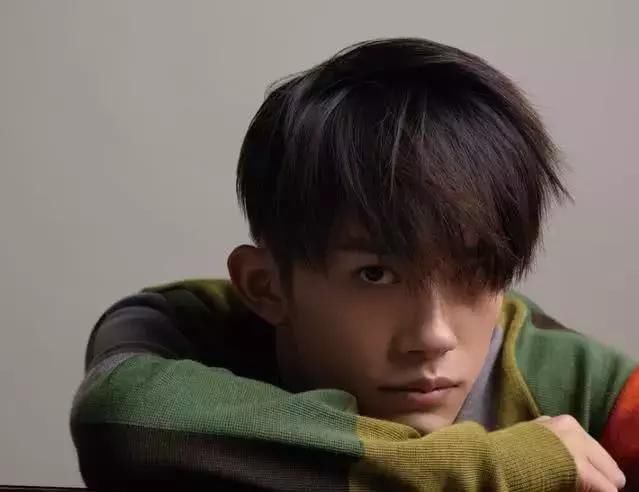 易烊千玺新宣传照流出，又尝试新发型！粉丝：代言人头发卖吗？