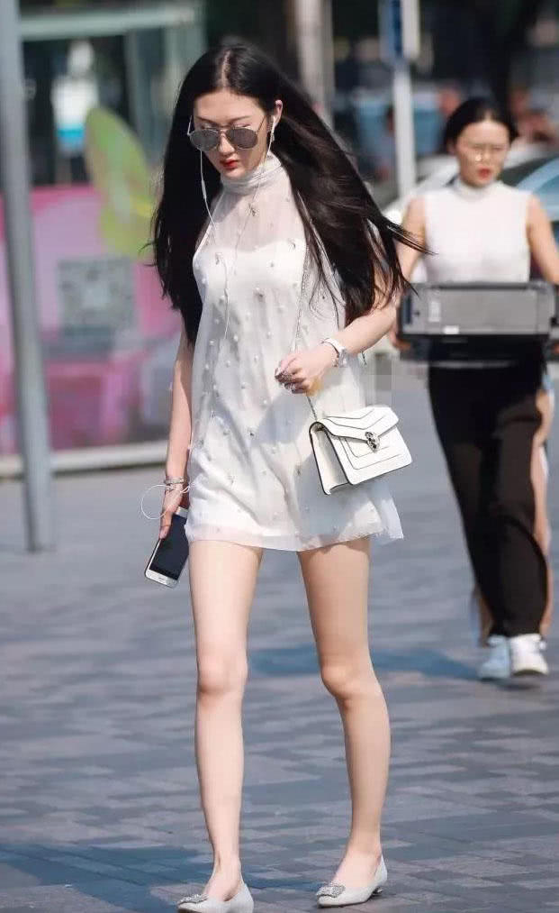 气质小姐姐白色抹胸纱纱裙玲珑有致，走路摇摆姿态别有风味，白皙