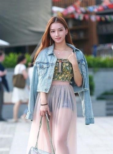  【风采】街拍：可爱性感的小姐姐，秀出青春活力范，是别样的风采