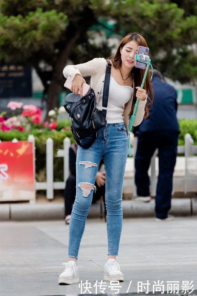 街拍:高颜值的主播在时尚街头玩直播,也不忘自