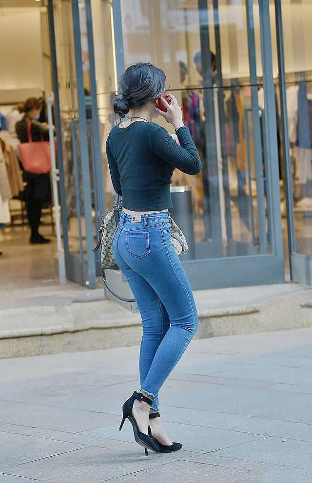 女孩子们穿上牛仔裤，干净清爽又很时尚的感觉！