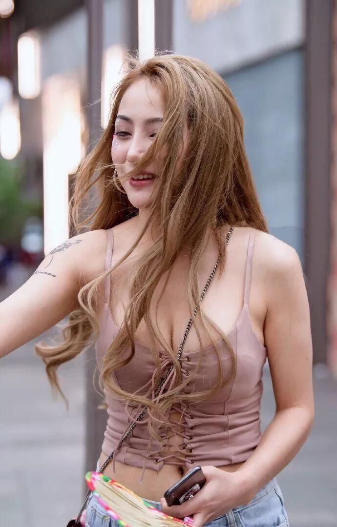 街拍:图一美女解暑神器很眼熟 衣服太紧 图三小姐姐简直完美