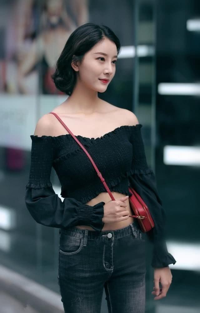 街拍：穿着活力满满自信的小姐姐，让小姐姐更加的有魅力！