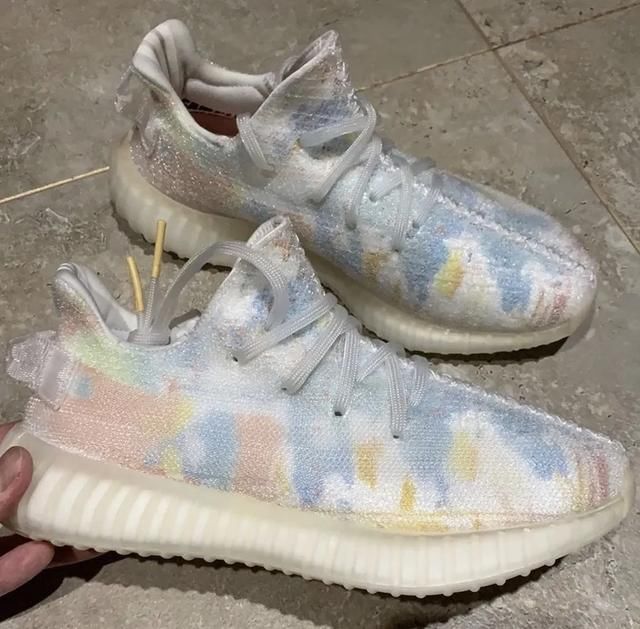  求求■Yeezy350 V2 亲友版遭泄露！这也太好看了，求求他市售吧