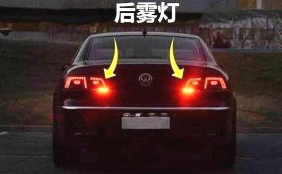  违章：跑高速突遇大暴雨，打双闪还是开雾灯？弄错了既违章又危