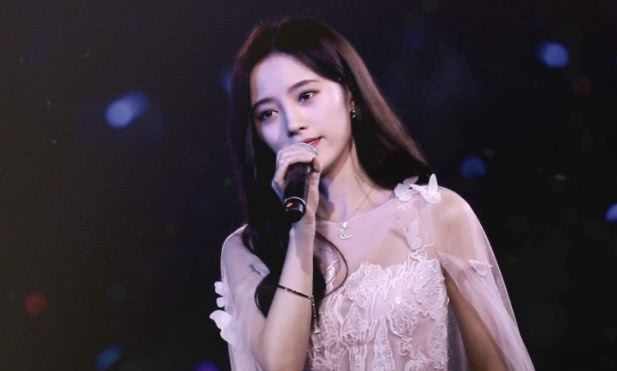 「唯一」难怪鞠婧祎从不戴眼镜，看到她唯一一张眼镜照，网友集体“脱粉”