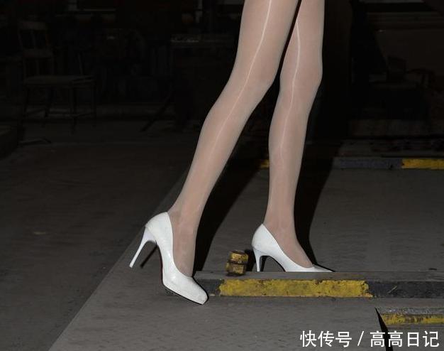 高跟控：油光丝袜配白色尖头高跟，显出一种腿部颀长性感的风姿