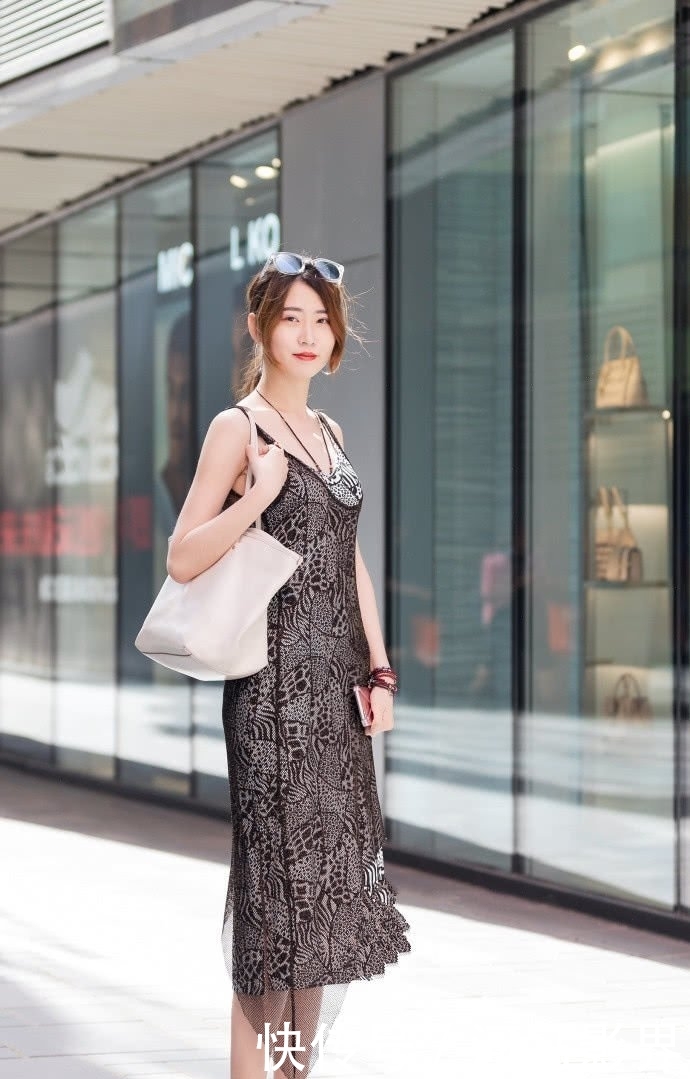【 勾勒】勾勒出女性黄金比例，尽显女神魅力，街拍：浅色连衣裙穿美女身上